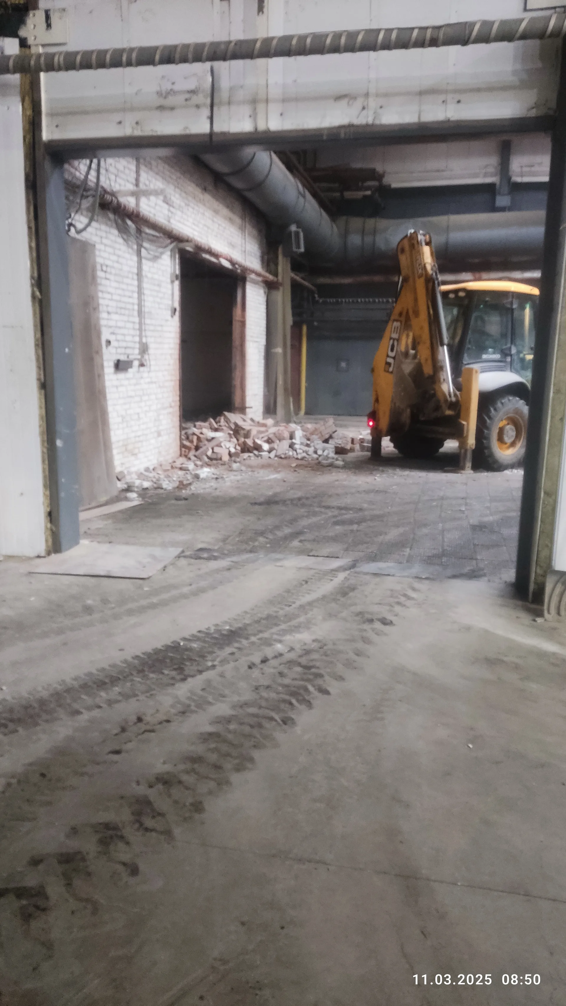 Погрузчик JCB на демонтаже конструкций