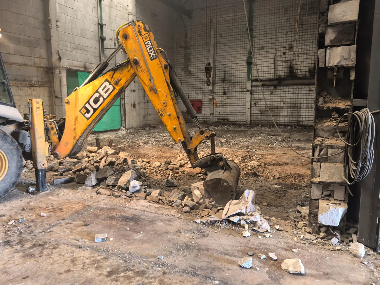 Спецтехника JCB на завершающем этапе демонтажа